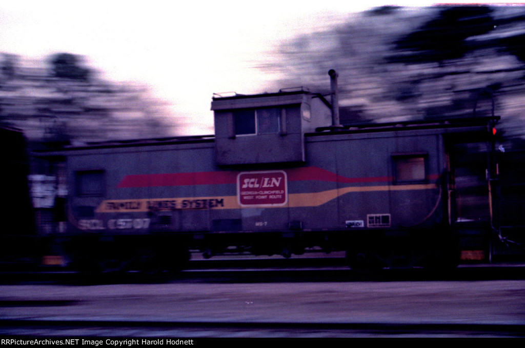 SCL 5707 brings up the rear of a northbound train